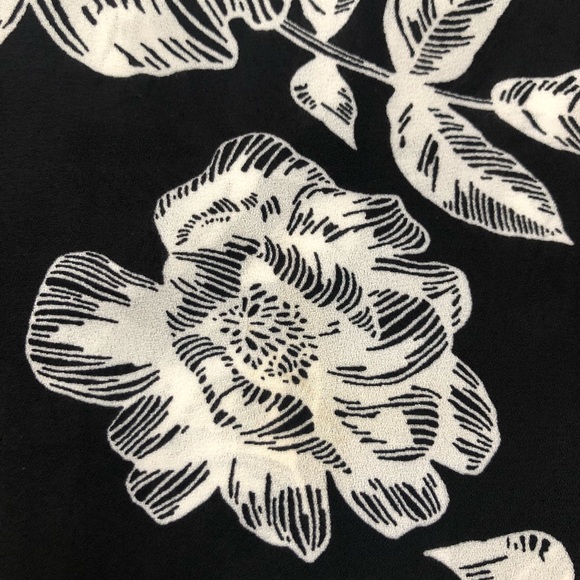 Shirttail Style Black/White Floral Tank - Picture 6 of 6